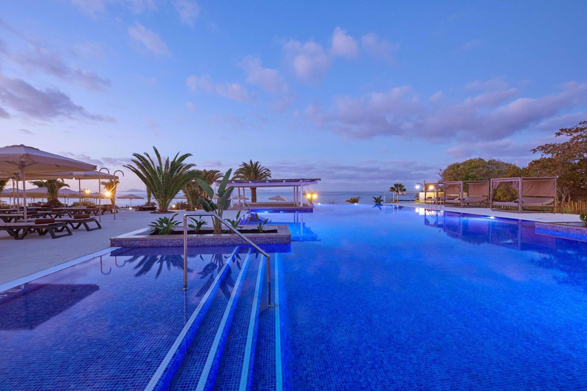 Dreams Lanzarote Playa Dorada Resort & Spa Playa Blanca  Exterior photo Infinity pool at the resort